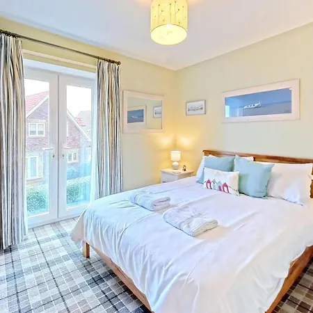 Joes House - Part Of The The Bay Village With Pool, Gym And Direct Access, Pub, Restaurant, Tennis And Meadows Walks Holiday home *