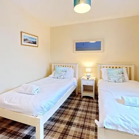 Joes House - Part Of The The Bay Village With Pool, Gym And Direct Access, Pub, Restaurant, Tennis And Meadows Walks Holiday home Filey