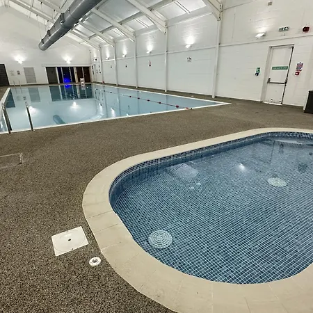 Joes House - Part Of The The Bay Village With Pool, Gym And Direct Access, Pub, Restaurant, Tennis And Meadows Walks *