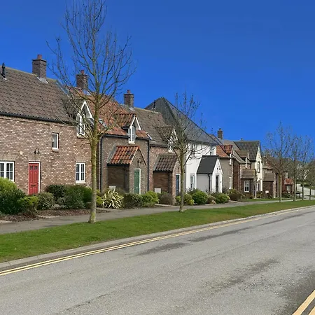 Joes House - Part Of The The Bay Village With Pool, Gym And Direct Access, Pub, Restaurant, Tennis And Meadows Walks Holiday home *