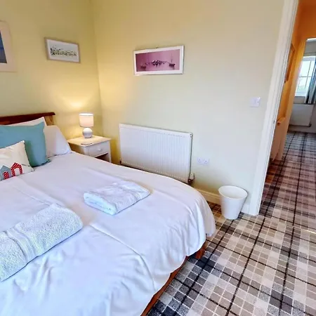 Joes House - Part Of The The Bay Village With Pool, Gym And Direct Access, Pub, Restaurant, Tennis And Meadows Walks Holiday home *