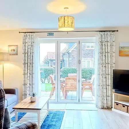Joes House - Part Of The The Bay Village With Pool, Gym And Direct Access, Pub, Restaurant, Tennis And Meadows Walks *