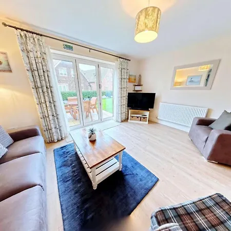 Joes House - Part Of The The Bay Village With Pool, Gym And Direct Access, Pub, Restaurant, Tennis And Meadows Walks Holiday home