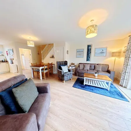 Joes House - Part Of The The Bay Village With Pool, Gym And Direct Access, Pub, Restaurant, Tennis And Meadows Walks Holiday home *