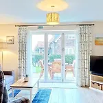 Joes House - Part Of The The Bay Village With Pool, Gym And Direct Access, Pub, Restaurant, Tennis And Meadows Walks *