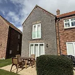 Joes House - Part Of The The Bay Village With Pool, Gym And Direct Access, Pub, Restaurant, Tennis And Meadows Walks * Filey